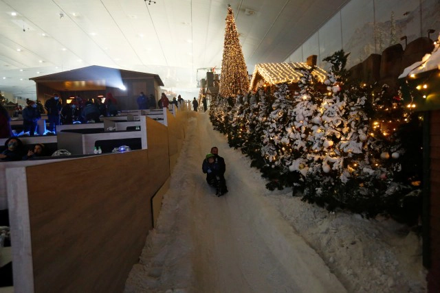 ยูเออีจัดดูหนังกลางหิมะ แก้คิดถึงบ้าน