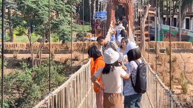 นักท่องเที่ยว แห่เที่ยวขึ้นสะพานแขวนสลิงวัดป่าพิมล