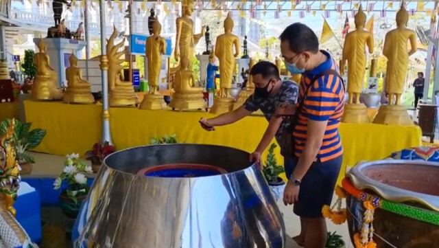คอหวยแห่ส่องเลข "อ่างน้ำมนต์วัดดอนใหญ่" หวังรับโชคก่อนสิ้นปี