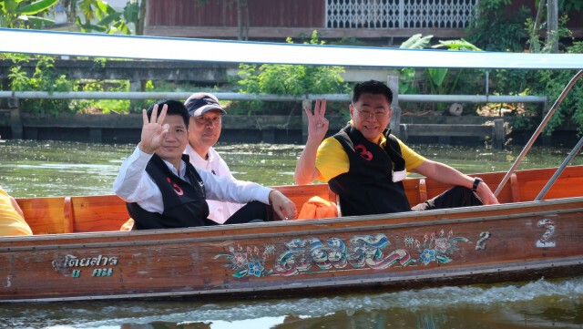 "กำนันตุ้ย" นำทีมผู้สมัคร ส.อบจ. ล่องเรือหาเสียงโค้งสุดท้าย