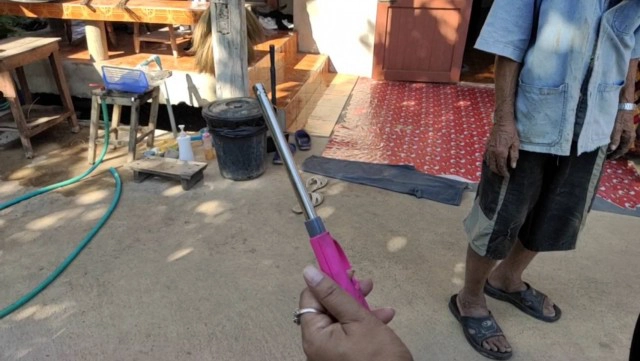 หวิดวอด! เด็กเล่นจุดไฟเผาแผงไข่