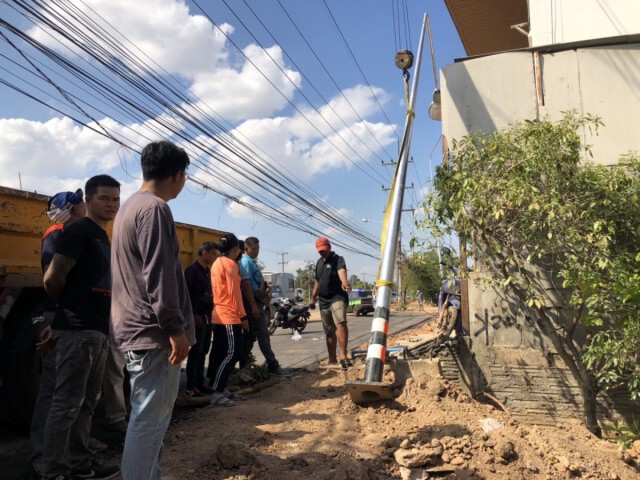 สลดคนงานตั้งเสาพลาดเกี่ยวสายไฟแรงสูงช็อตดับ1เจ็บ2