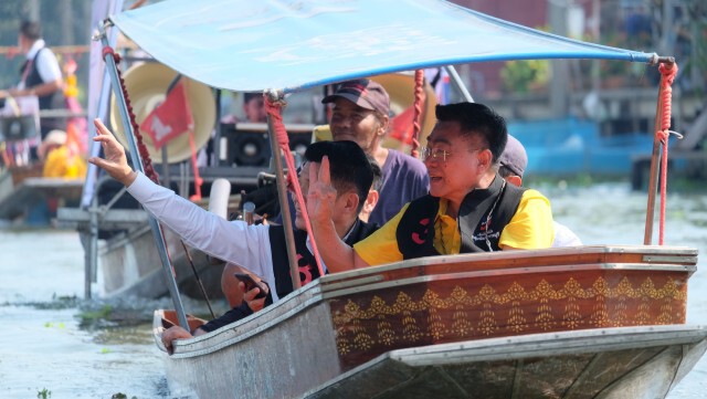"กำนันตุ้ย" นำทีมผู้สมัคร ส.อบจ. ล่องเรือหาเสียงโค้งสุดท้าย