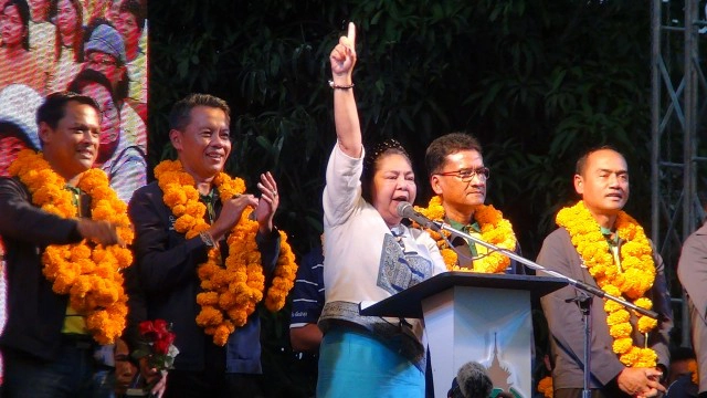 "นาที" กราบขอคะแนนให้ "ภุชงค์" เป็นนายก อบจ.พัทลุง