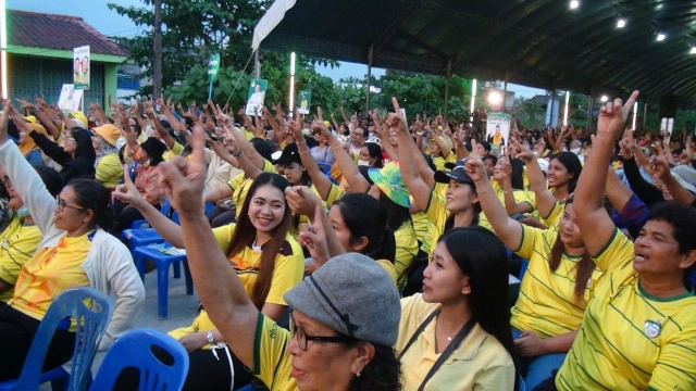 "นาที" กราบขอคะแนนให้ "ภุชงค์" เป็นนายก อบจ.พัทลุง