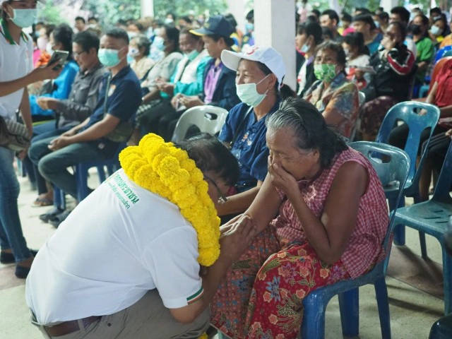 ‘หมอแหยง’ ลุยหาเสียงเสิงสาง โค้งสุดท้าย