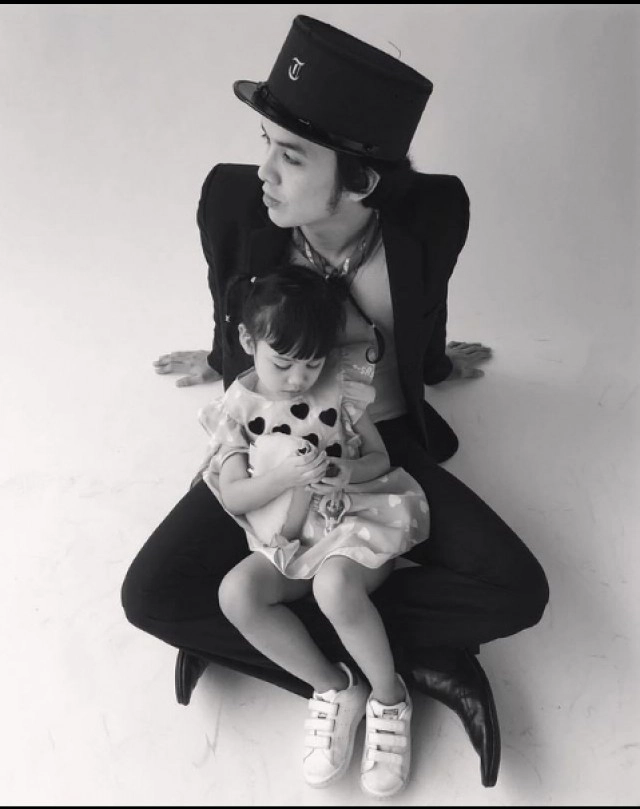 เกือบกลั้นน้ำตาไม่ไหว "แอมมี่" เผยคำพูดลูกสาว "หนูรู้นะว่าห้องกรงคืออะไร" พร้อมกอดพ่อพลางปลอบใจ