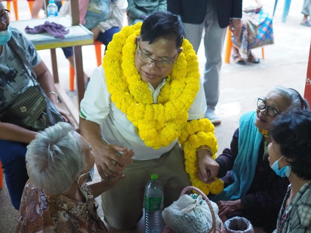 ‘หมอแหยง’ ลุยหาเสียงเสิงสาง โค้งสุดท้าย