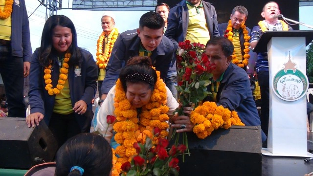 "นาที" กราบขอคะแนนให้ "ภุชงค์" เป็นนายก อบจ.พัทลุง