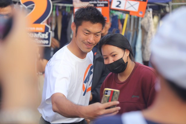 "ธนาธร" ลงพื้นที่ชลบุรีช่วยลูกทีมหาเสียง เจอกลุ่มคนปกป้องสถาบันพัทยา-ชลบุรี ชูป้าย-โห่ไล่