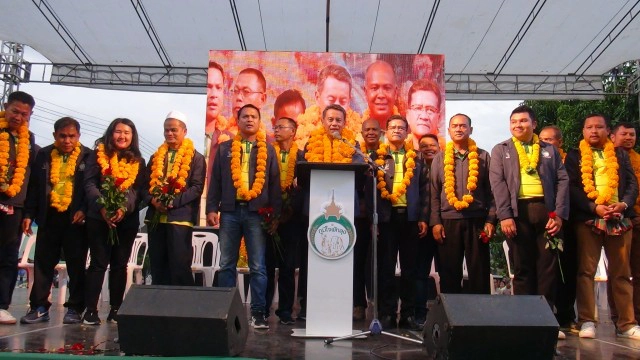 "นาที" กราบขอคะแนนให้ "ภุชงค์" เป็นนายก อบจ.พัทลุง