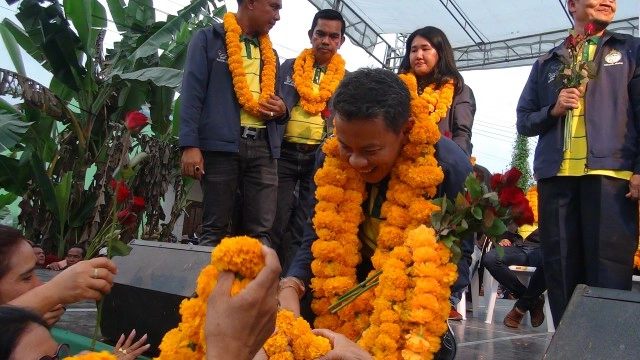 "นาที" กราบขอคะแนนให้ "ภุชงค์" เป็นนายก อบจ.พัทลุง