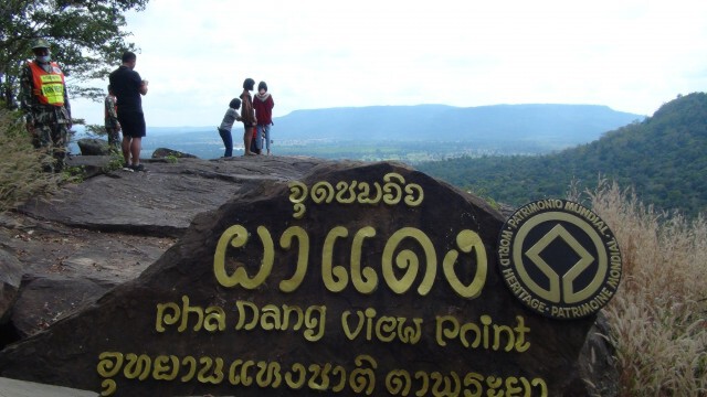 นทท.พาครอบครัวแห่ชมความงามจุดชมวิวผาแดง