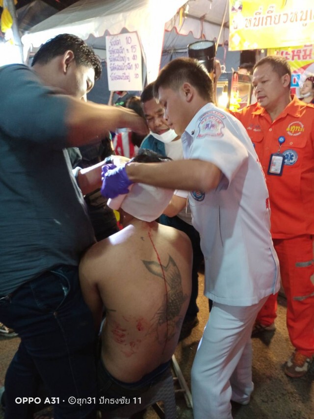 กลุ่มวัยรุ่นตะลุมบอนหลังจบคอนเสิร์ตงานผ้าไหมปักธงชัย