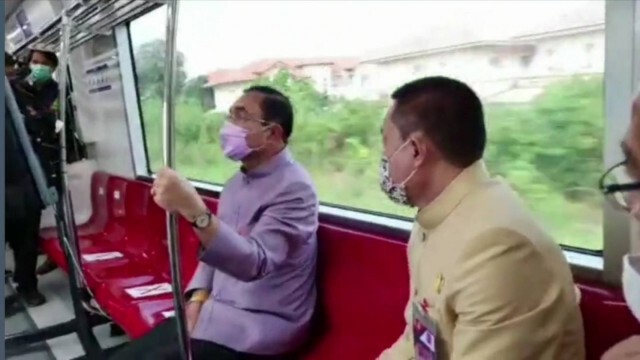 "บิ๊กตู่"นำครม. ทัวร์รถไฟฟ้าสีแดง บอกสู้"อังกฤษ-ปารีส"ได้