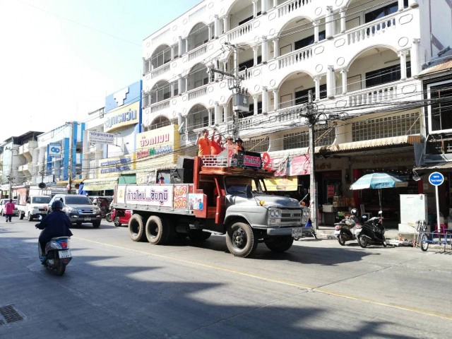 อดีตดาราช่วยหาเสียง นายก.อบจ.กลางตลาด