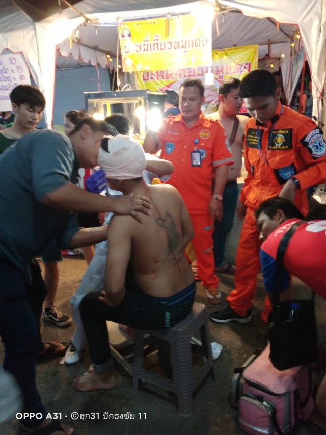 กลุ่มวัยรุ่นตะลุมบอนหลังจบคอนเสิร์ตงานผ้าไหมปักธงชัย