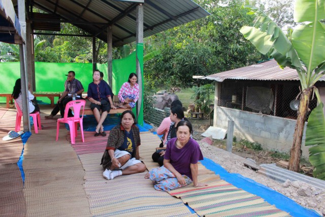 แฟนหมอลำเศร้า! รอรับศพ "ครูเต้ย" ผู้จัดการวงศิลปินภูไทรถบัสคว่ำ
