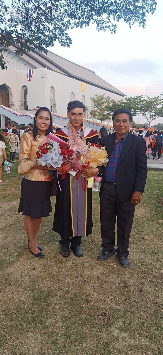 แชร์กระหน่ำแม่ยินดีลูกรับปริญญา