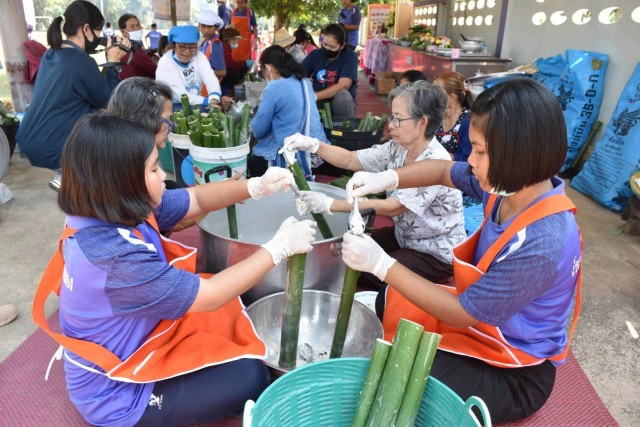 สืบสานประเพณี"เผาข้าวหลามข้าวเหนียวใหม่