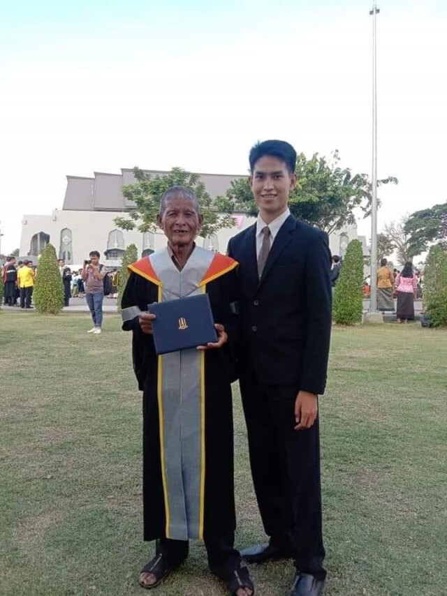 บัณฑิตหนุ่มซึ้งใจ คุณตาแอบทำของขวัญเพื่อมอบให้หลายชายในวันรับปริญญา