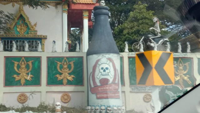 เจ้าอาวาสไอเดียเจ๋ง ขวดเหล้ายักษ์ติดกำแพงวัด เตือนสติเมาไม่ขับ