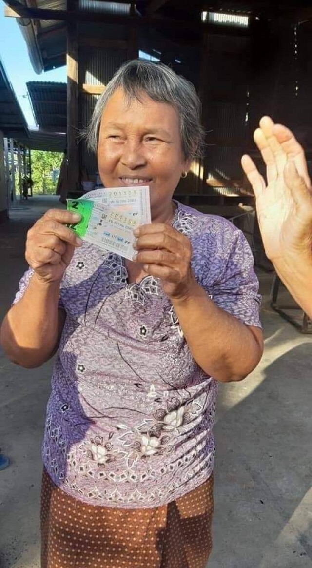 โชคดีที่สุด!ยายวัย72ปี ถูกรางวัลที่1รับ12ล้านบาท