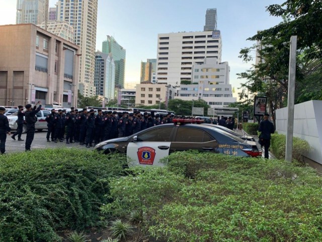 ชวนมวลชนแต่งชุดไทยให้กำลังใจ 2 ผู้ได้รับหมายเรียกม.112