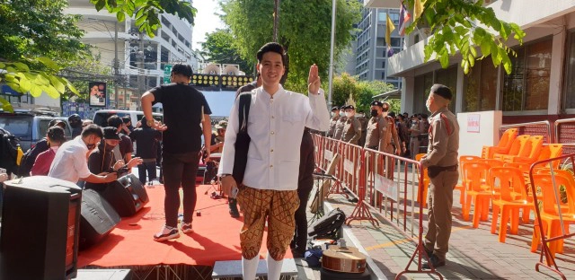 การ์ดวีโว่ นำทัพมวลชนใส่ชุดไทยให้กำลัง 2 สมาชิกบุรีรัมย์ปลดแอก รับทราบข้อหาม.112