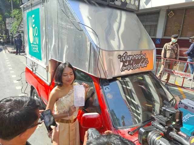 การ์ดวีโว่ นำทัพมวลชนใส่ชุดไทยให้กำลัง 2 สมาชิกบุรีรัมย์ปลดแอก รับทราบข้อหาม.112