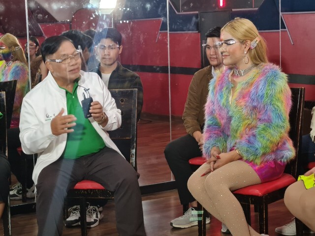 โค้งสุดท้าย "หมอแหยง"ลุย พบกลุ่มเพศทางเลือก