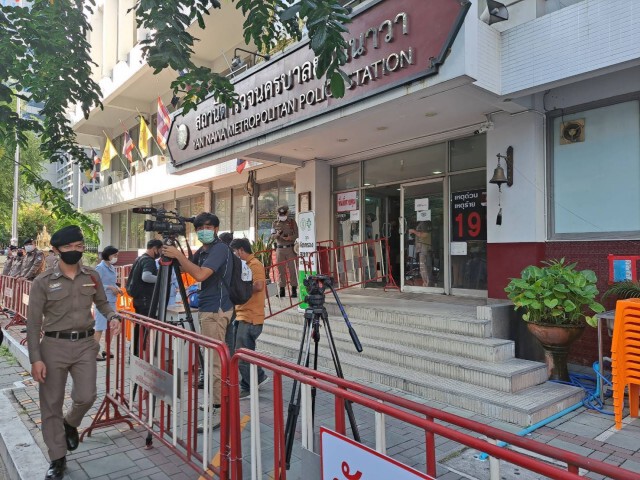ชวนมวลชนแต่งชุดไทยให้กำลังใจ 2 ผู้ได้รับหมายเรียกม.112