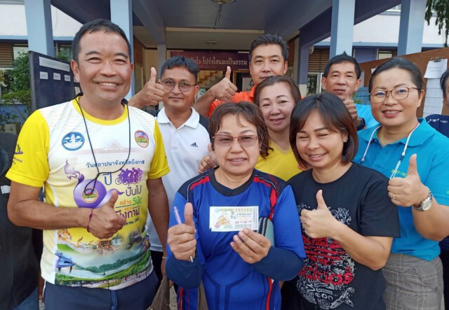 เศรษฐีใหม่บึงกาฬ ผอ.กองคลัง-หนุ่มข้าวมันไก่ เฮ ถูกรางวัลที่1