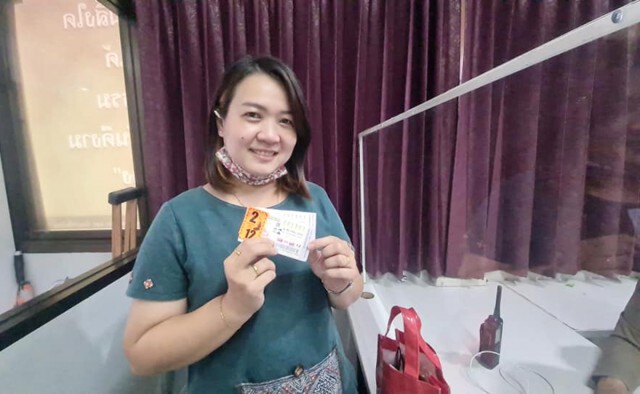 สาวพระประแดง สุดเฮง!! เจอแบงก์ 20 บาทปลิวกลางถนนไปซื้อเลขท้ายถูกรางวัลที่1