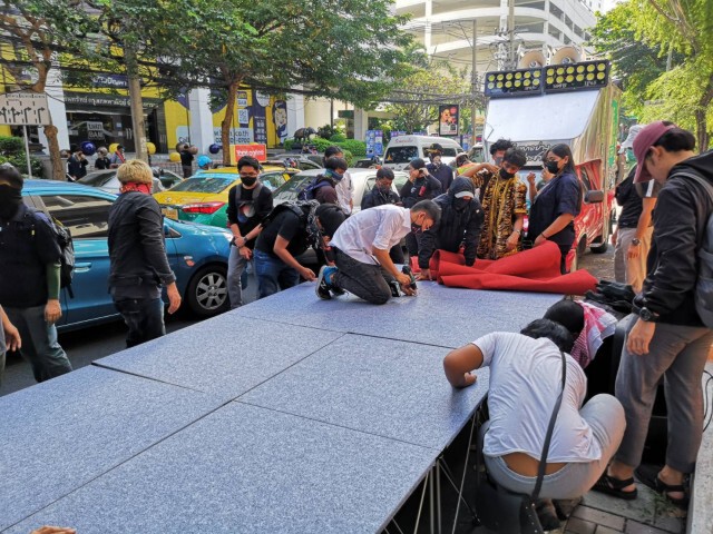 ชวนมวลชนแต่งชุดไทยให้กำลังใจ 2 ผู้ได้รับหมายเรียกม.112