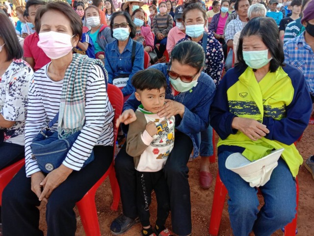 "ธนาธร"หาเสียงช่วยผู้สมัครอบจ.โค้งสุดท้าย ปชช.ต้อนรับคึกคัก