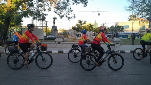 ทัวร์2ล้อปั่น"ตื่มบุญ" รอบบึงแก่นนคร