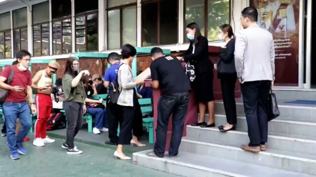 แกนนำคณะราษฎรเข้ารับทราบข้อหาม.112 กรณีสาดสีหน้าตร.