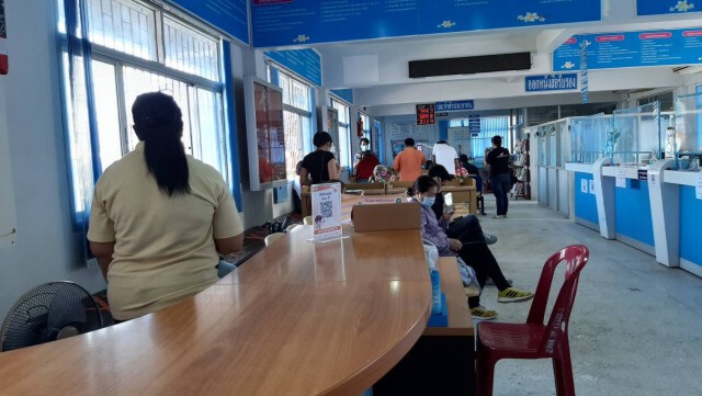 ประชาชนต่อคิวทำบัตรประชาชนเตรียมเลือกตั้ง