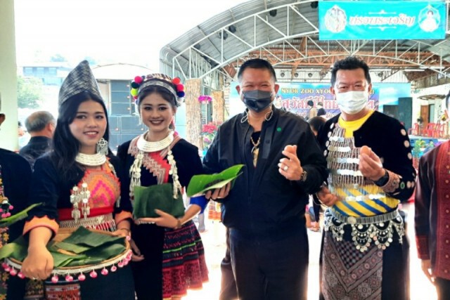 ผู้สมัครนายกอบจ.- ส.อบจ.เพชรบูรณ์โผล่หาเสียงกลุ่มชนเผ่า