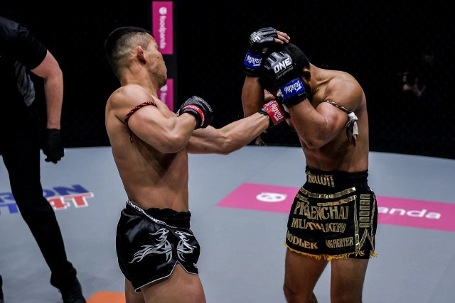 "น้องโอ๋"สอย" รถเหล็ก"ป้องกันแชมป์สมัยที่ 4" วัน มวยไทย"