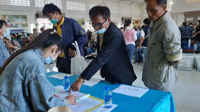 กรรมการประจำหน่วยเลือกตั้งเข้ารับการหับหีบบัตรเลือกตั้งคึกคัก