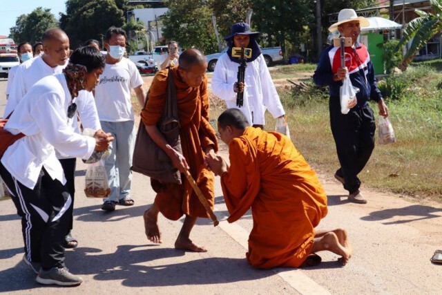 "หลวงตาชื่น"ธุดงค์ถึงที่พักสงฆ์ สาธุชนรอกราบนมัสการแน่น