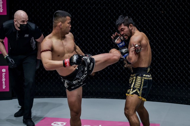 "น้องโอ๋"สอย" รถเหล็ก"ป้องกันแชมป์สมัยที่ 4" วัน มวยไทย"