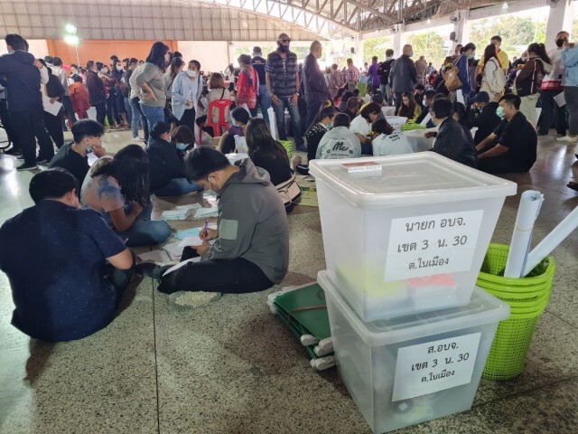 โคราชแห่รับหีบบัตรเลือกตั้งคึกคัก พร้อมจัดเลือกตั้งพรุ่งนี้
