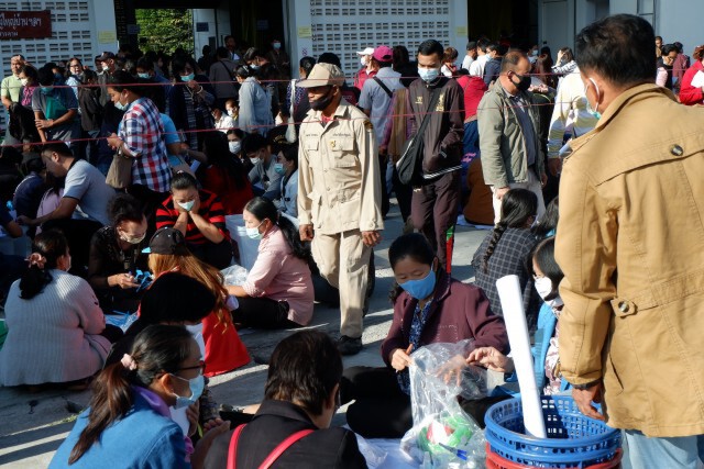 กรรมการประจำหน่วยเลือกตั้งเข้ารับการหับหีบบัตรเลือกตั้งคึกคัก