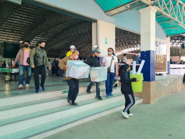 โคราชแห่รับหีบบัตรเลือกตั้งคึกคัก พร้อมจัดเลือกตั้งพรุ่งนี้