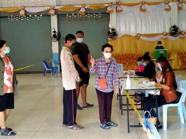 ชาวสุรินทร์ทยอยใช้สิทธิเลือกตั้ง อบจ.