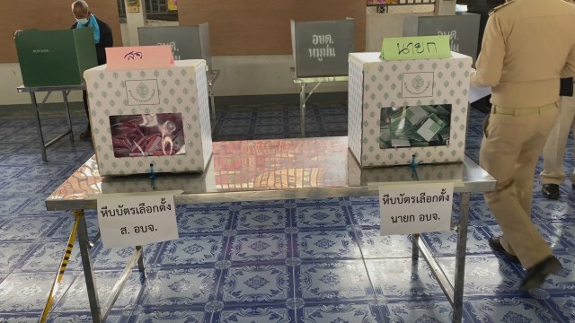 จับหนุ่มใหญ่ฉีกบัตรเลือกตั้งบอกไม่ชอบผู้สมัครทุกคน