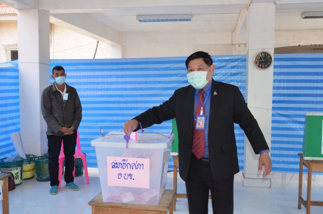 แห่ใช้สิทธิ์เลือกตั้งท่ามกลางอากาศหนาวเย็นเข้มป้องกันโควิด